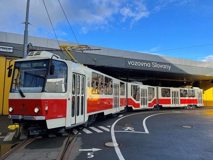 Zdroj fotografií: PMDP 240104_Vanocni_tramvaj_2