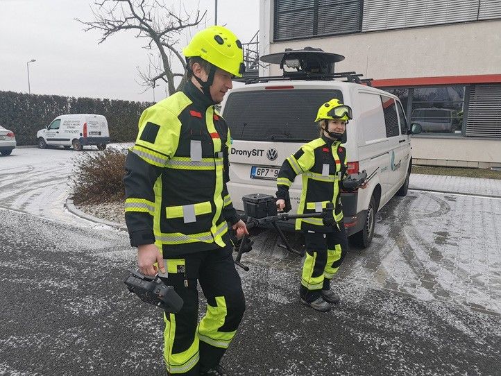 Zdroj foto: Drony SIT 240305_Drony_obleceni_1