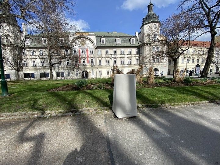 Nový odpadkový koš v sadovém okruhu. Foto: B. Hájková 240312_mobiliar_odpadkovy_kos