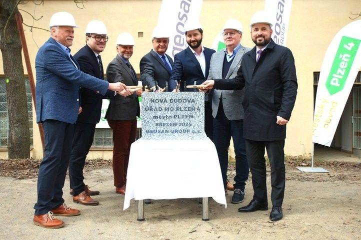 Poklepání základního kamene. Foto: Zdeněk Vaiz 240312_skola_doubravka_zakladni_kamen_01