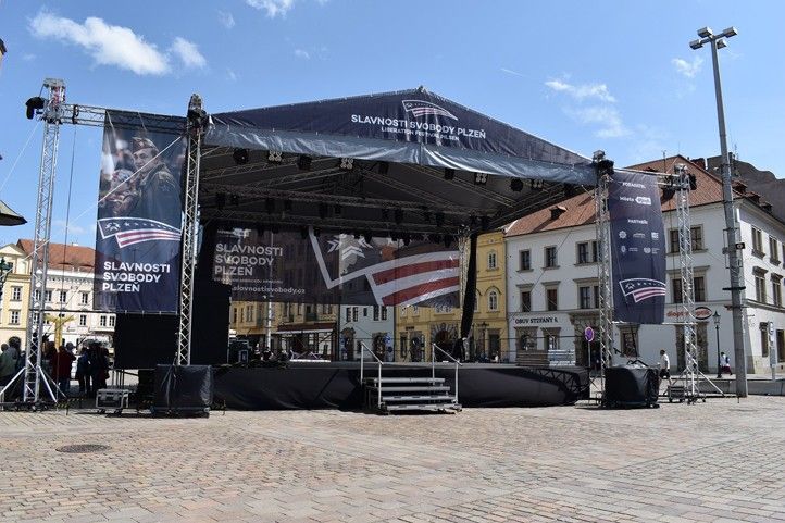 Foto: hlavní scéna nám. Republiky 240502_Slavnosti_svobody_1