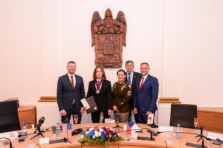 Předávání stipendia. (fotografie: Martin Pecuch) 240502_Stipendium_Patton_4