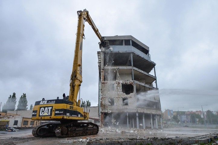 Fotografie: M. Pecuch 240507_Carimex_demolice_3