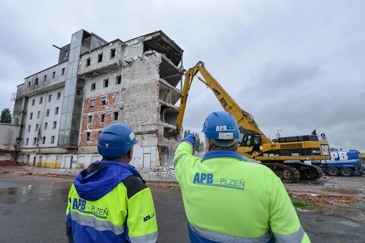 Fotografie: M. Pecuch 240507_Carimex_demolice_4