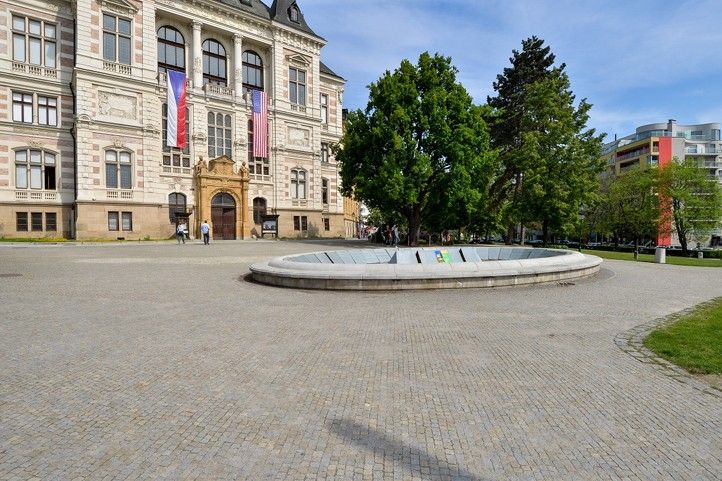 Fontána před muzeem (fotografie: M. Pecuch) 240522_Fontana_ZCM_1