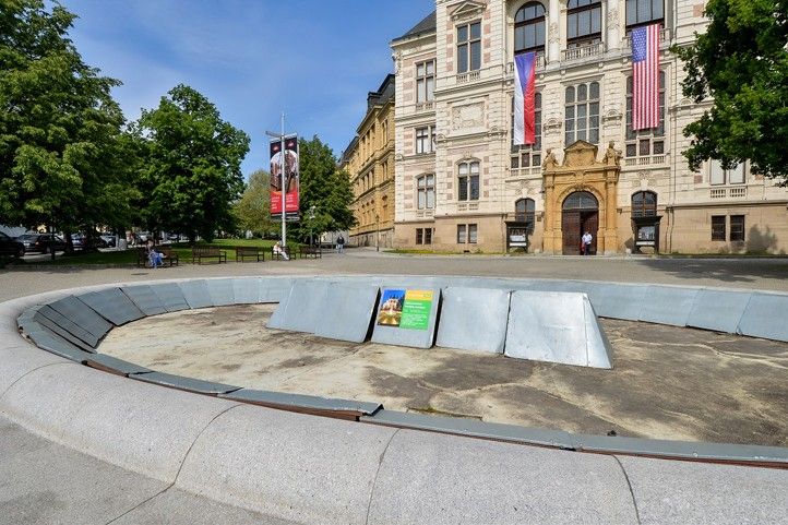 Fontána před muzeem (fotografie: M. Pecuch) 240522_Fontana_ZCM_2