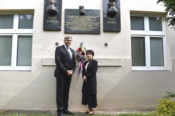 Položení květin u příležitosti 82. výročí operace Anthropoid. Foto: H. Josefová 240527_anthropoid_02