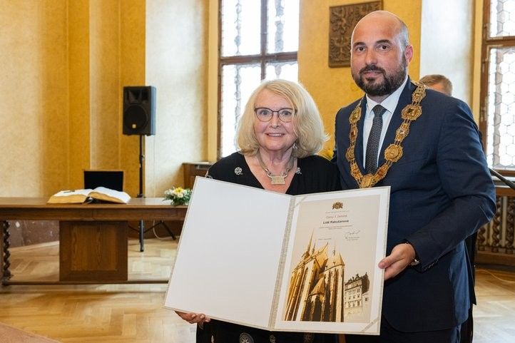 Cenu 1. června převzala Lída Rakušanová. Fotografie: R. Muchka 240601_cena_1_cervna_02