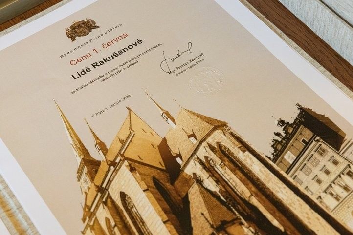 Cenu 1. června převzala Lída Rakušanová. Fotografie: R. Muchka 240601_cena_1_cervna_04