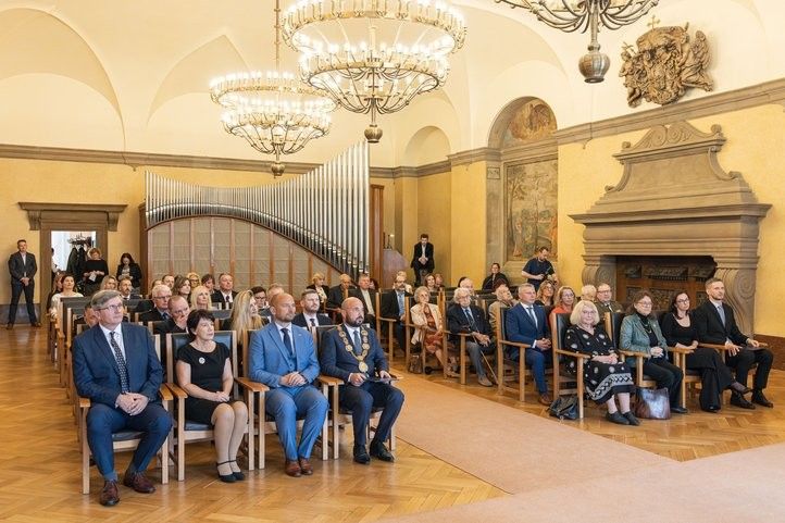 Cenu 1. června převzala Lída Rakušanová. Fotografie: R. Muchka 240601_cena_1_cervna_05