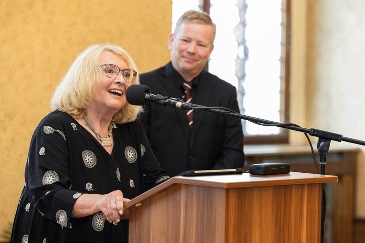 Cenu 1. června převzala Lída Rakušanová. Fotografie: R. Muchka 240601_cena_1_cervna_06