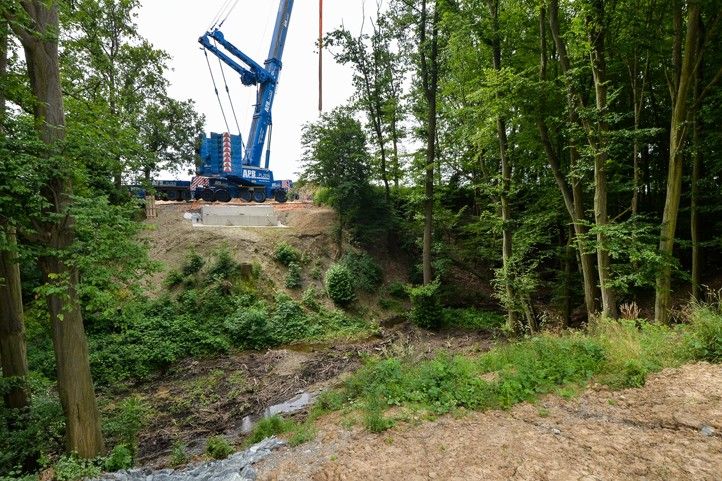 Položení lávky (fotografie: M. Pecuch) 240620_Lavka_V_Lahosti_1