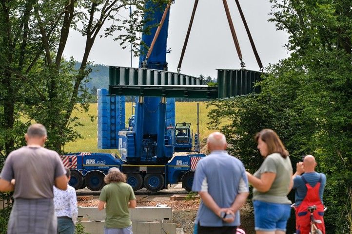 Položení lávky (fotografie: M. Pecuch) 240620_Lavka_V_Lahosti_2