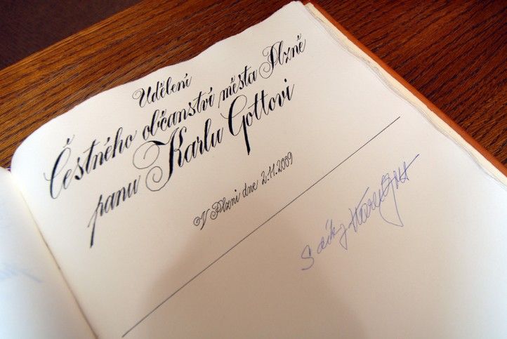 Zápis v pamětní knize při udělení Čestného občanství města Plzně (foto: M. Pecuch, 2.11.2009) 240711_Gott_Cestne_obcanstvi_kniha