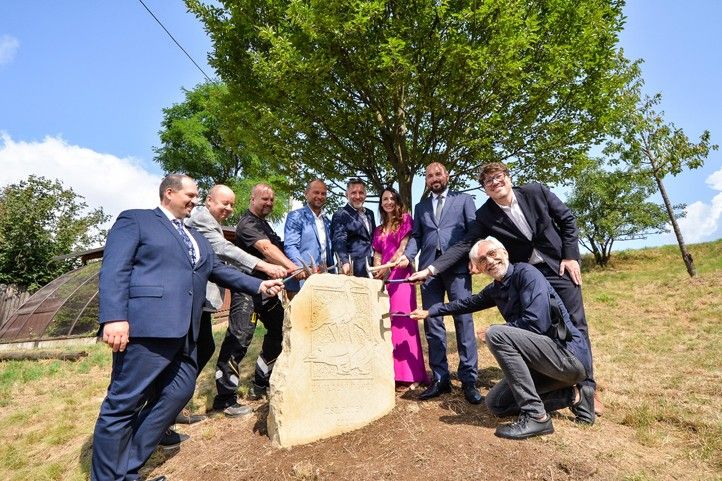 Poklepání základního kamene rozšíření ZSŽ Plzeň 240725_Kamen_ZSZ_Plzen_1