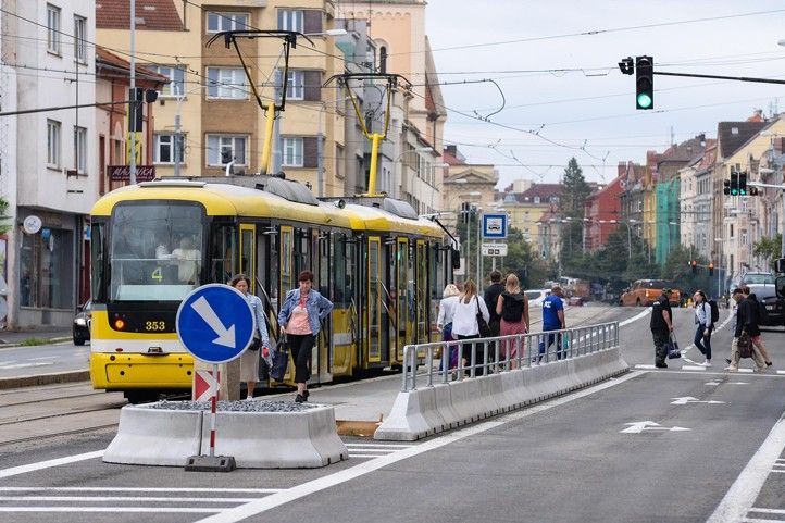 Ilustrační foto 240805_MHD_zastavka_tram_2