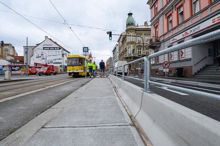 Zastávka na nám. TGM (fotografie: M. Pecuch) 240805_MHD_zastavka_tram_4