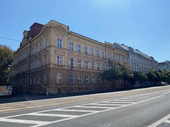 Fotografie současné budovy na Chodském náměstí (zdroj: archiv ZČU) 240830_ZCU_pedagogicka_1