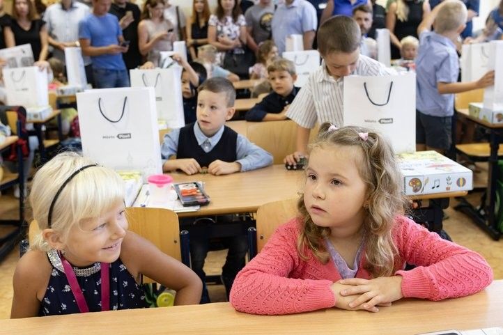 Prvňáčků letos do plzeňských základních škol usedlo téměř 1 800. 240902_novy_skolni_rok_03