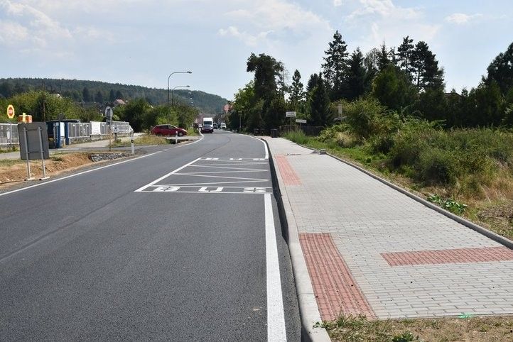 Na silnici v Radčicích se vrací provoz. Fotografie: R. Žáková 240902_radcice_silnice_02