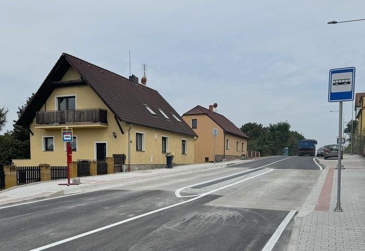 Zastávky v Liticích mají nová nástupiště. Část silnice má nový povrch. Fotografie: M. Hausner 240904_zastavky_litice_01