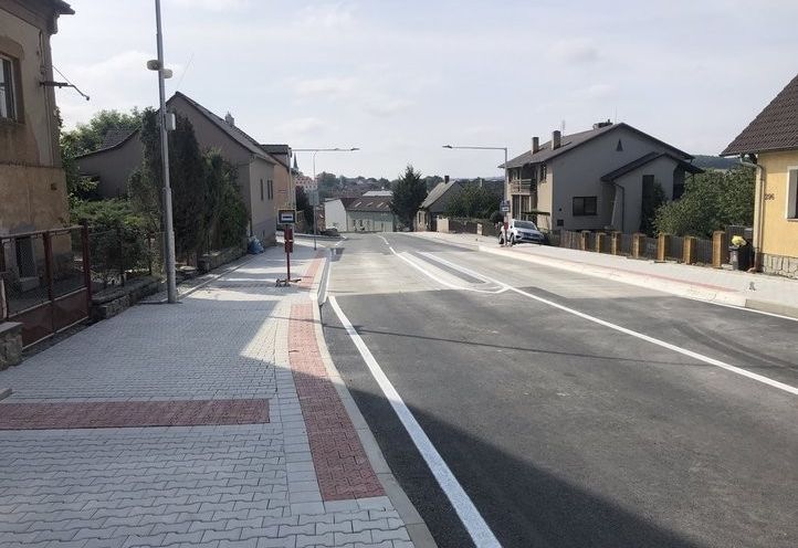 Zastávky v Liticích mají nová nástupiště. Část silnice má nový povrch. Fotografie: M. Hausner 240904_zastavky_litice_02