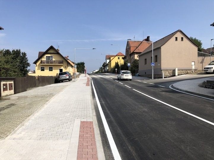 Zastávky v Liticích mají nová nástupiště. Část silnice má nový povrch. Fotografie: M. Hausner 240904_zastavky_litice_03