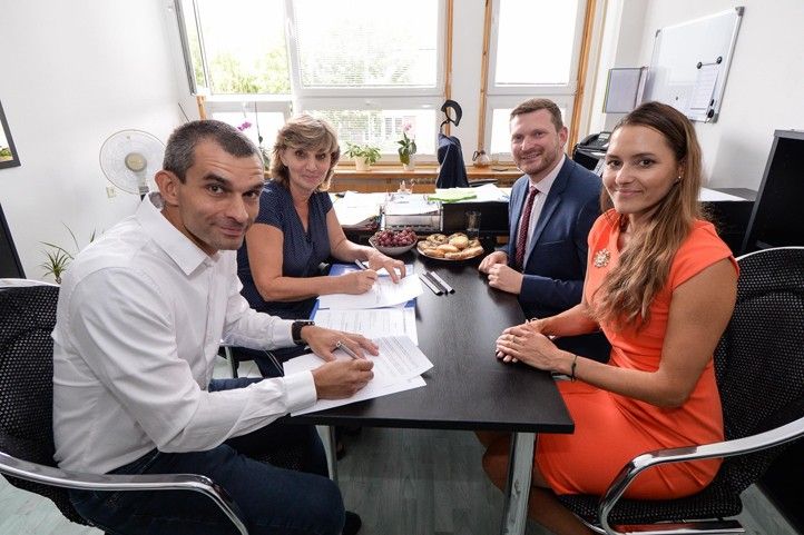 Podpis smlouvy (fotografie: M. Pecuch) 240911_4_ZS_Pozemni_hokej_1