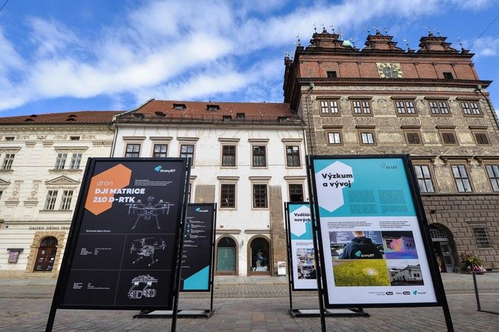 Fotografie ze zahájení výstavy: M. Pecuch 240930_Drony_10_let_1