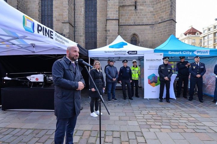 Fotografie ze zahájení výstavy: M. Pecuch 240930_Drony_10_let_2