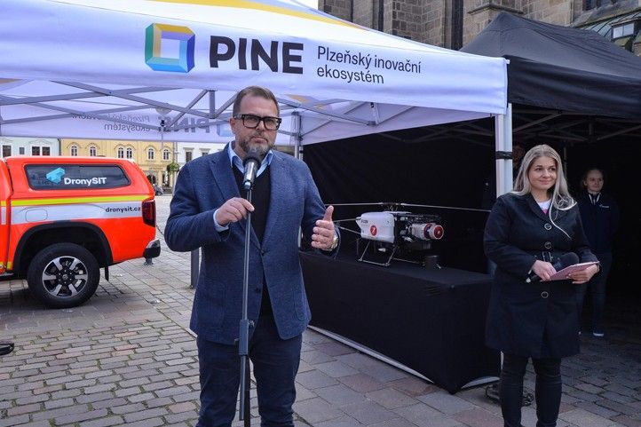 Fotografie ze zahájení výstavy: M. Pecuch 240930_Drony_10_let_3