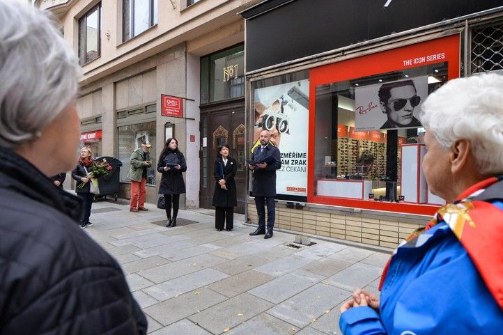 Položení kamenů zmizelých v ulici B. Smetany č. 1 (fotografie: M. Pecuch) 240930_Stolpersteine_B_Smetany_1