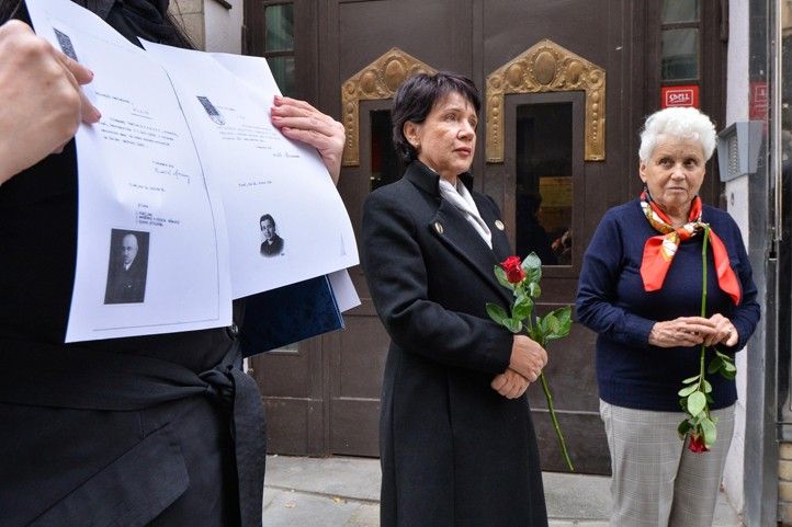 Položení kamenů zmizelých v ulici B. Smetany č. 1 (fotografie: M. Pecuch) 240930_Stolpersteine_B_Smetany_2