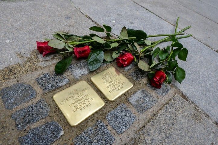 Položení kamenů zmizelých v ulici B. Smetany č. 1 (fotografie: M. Pecuch) 240930_Stolpersteine_B_Smetany_3