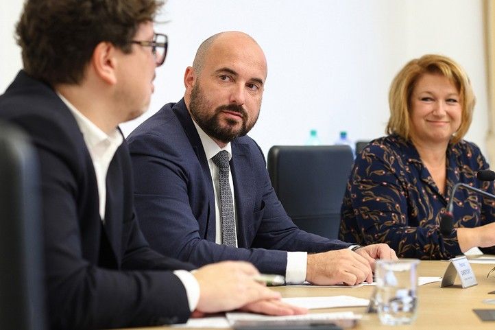 Fotografie z tiskové konference: Z. Vaiz 241001_28_rijen_Vznik_republiky_2