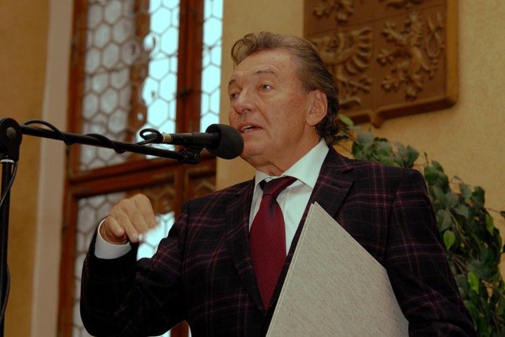 Karel Gott při přebírání Čestného občanství města Plzně v roce 2009. 241001_karel_gott_vyroci_01