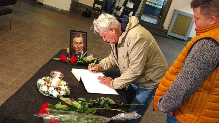 Plzeňané před pěti lety vyjadřovali zármutek nad úmrtím Karla Gotta. Fotografie: archiv MMP 241001_karel_gott_vyroci_02