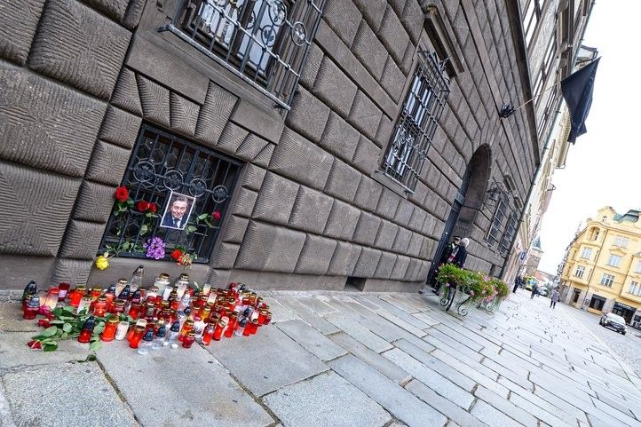 Plzeňané před pěti lety vyjadřovali zármutek nad úmrtím Karla Gotta. Fotografie: archiv MMP 241001_karel_gott_vyroci_03
