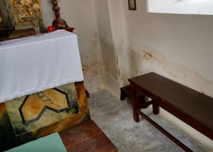 Interiér kapličky před rekonstrukcí (foto: I. Pelíšková) 241009_Kaplicka_Cernice_1