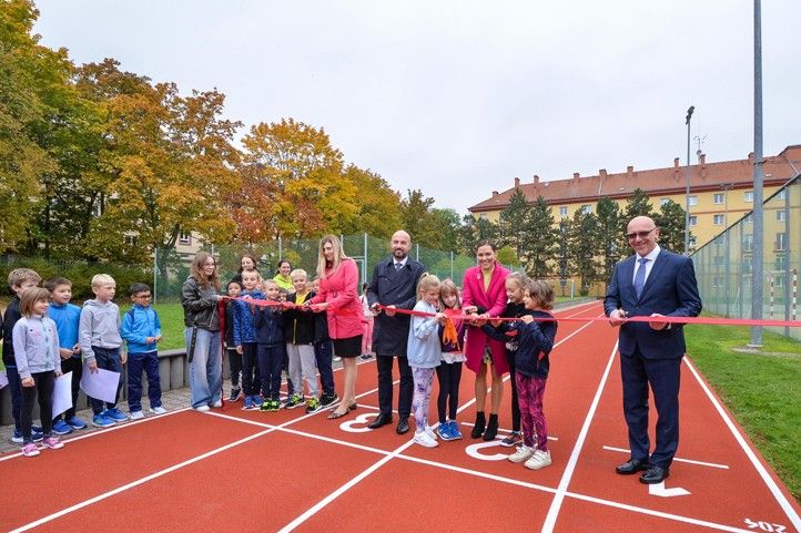 Otevření opravené atletické dráhy na 21. ZŠ (fotografie: M. Pecuch) 241018_21_ZS_Atlet_oval_deti_sport_1