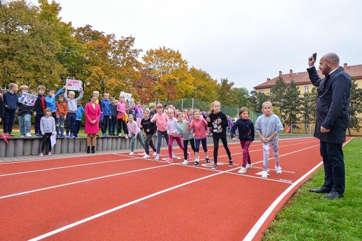 Otevření opravené atletické dráhy na 21. ZŠ (fotografie: M. Pecuch) 241018_21_ZS_Atlet_oval_deti_sport_2