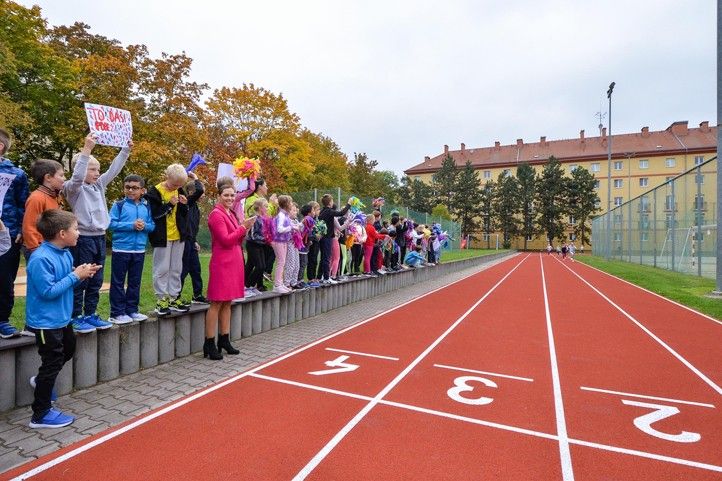 Otevření opravené atletické dráhy na 21. ZŠ (fotografie: M. Pecuch) 241018_21_ZS_Atlet_oval_deti_sport_3