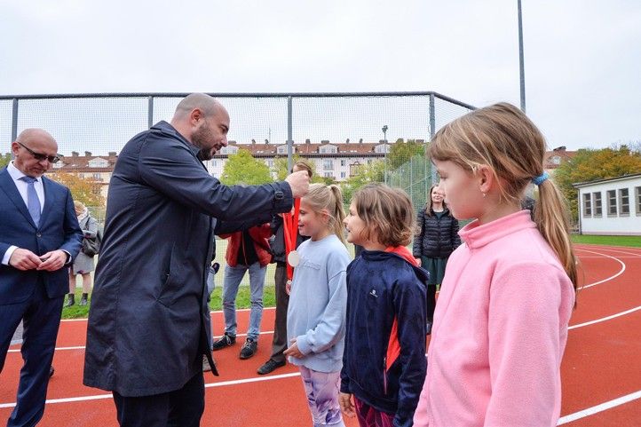 Otevření opravené atletické dráhy na 21. ZŠ (fotografie: M. Pecuch) 241018_21_ZS_Atlet_oval_deti_sport_5