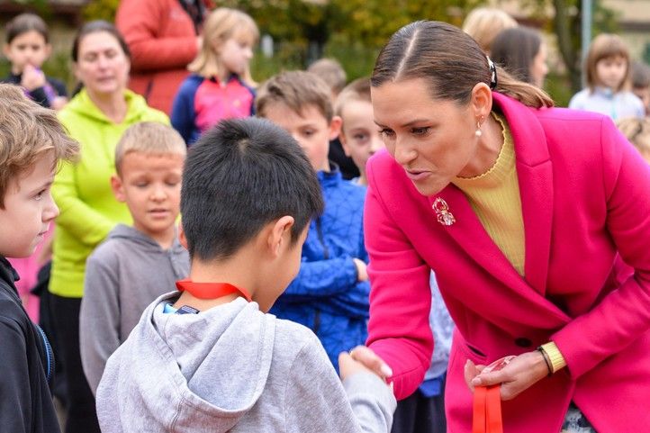 Otevření opravené atletické dráhy na 21. ZŠ (fotografie: M. Pecuch) 241018_21_ZS_Atlet_oval_deti_sport_7