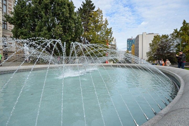 Spuštění opravené kašny (fotografie: M. Pecuch) 241021_ZCU_Fontana_4