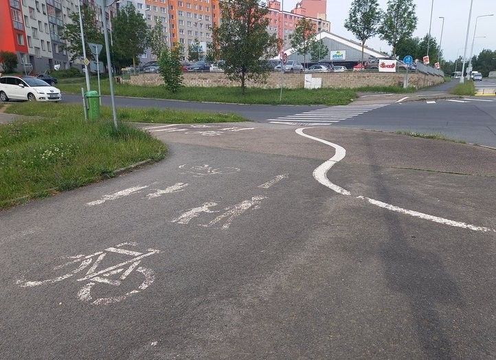 Ulice Na Chmelnicích. 241112_chodniky_lochotin_05