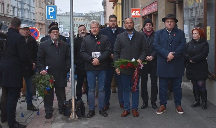 Slavnostní odhalení. 241112_pametni_deska_weidman_01