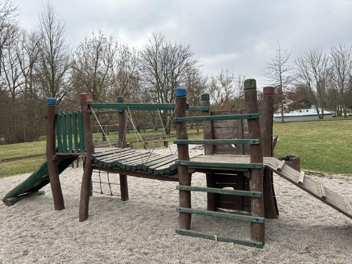 Hřiště před obnovou (zdroj fotografií: Správa veřejného statku města Plzně) 241127_Ceske_udoli_hriste_pred_1