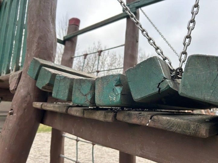 Hřiště před obnovou (zdroj fotografií: Správa veřejného statku města Plzně) 241127_Ceske_udoli_hriste_pred_2