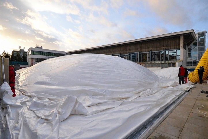Instalace nafukovací haly (fotografie: M. Pecuch) 241129_Nafukovaci_hala_bazen_Slovany_3